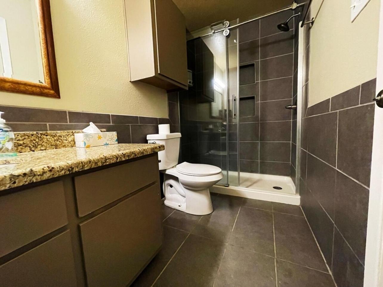 קולג' סטיישן Brilliant & Beautiful Bnb Apartment! B מראה חיצוני תמונה